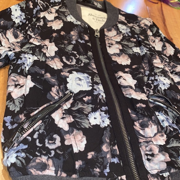 NWOT ~ VINTAGE FLORAL ABERCROMBIE & FITCH ZIP UP ~ WOMENS XS - Picture 3 of 5
